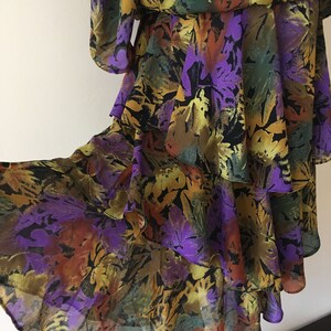 Vestido vintage de los años 80 con hojas de otoño, vestido floral transparente, vestido midi fluido con falda en capas, vestido asimétrico con estampado abstracto, atuendo de otoño imagen 7