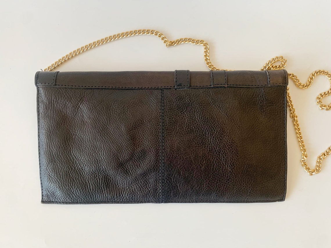 Black Envelope Clutch Purse, Slim Shoulder Bag with Gold Chain Strap, Vintage 80s Genuine Leather Clutch Wallet, Flap Over Retro Handbag, foto 4 di 5