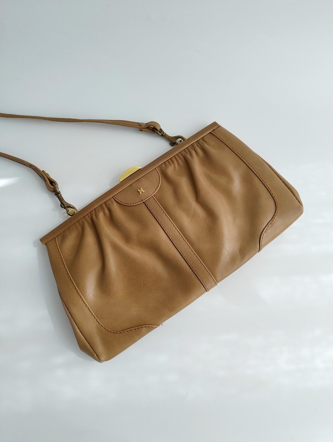 Vintage 80s Beige Leather Shoulder Bag, Camel Clutch Purse For Women, Detachable Strap Metal Frame Handbag, Retro Kiss Lock Clasp Satchel, foto 3 di 5