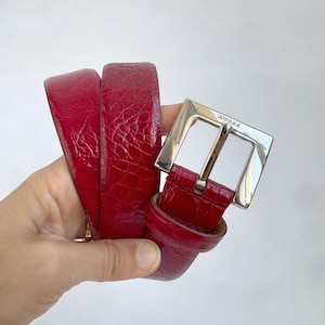 Vintage Gianfranco Ferre rött läderbälte, italienskt designerbälte med krokodilprägling, lyxigt modeaccessoar från 90-talet, iögonfallande midjebälte