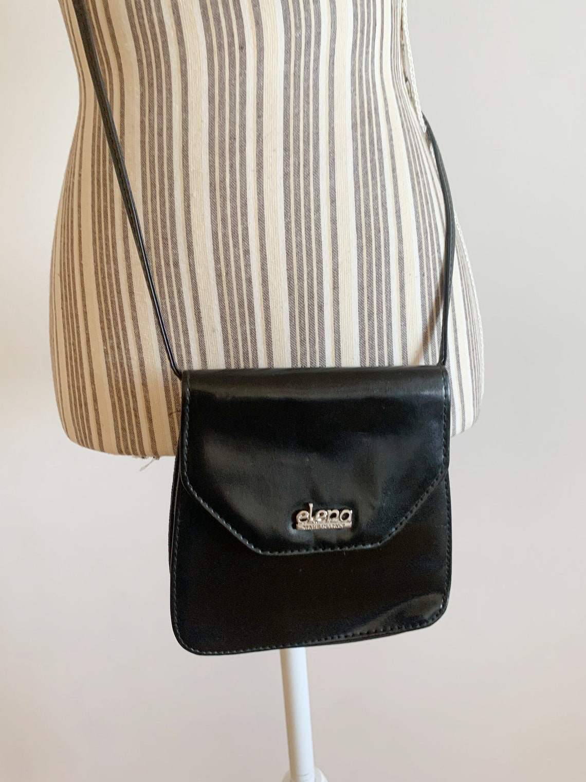 Small Black Crossbody Bag for Women, Vintage 90s Faux Leather Satchel, Vegan Leather Shoulder Purse, Vinyl Mini Handbag, Tiny Messenger, foto 3 di 5
