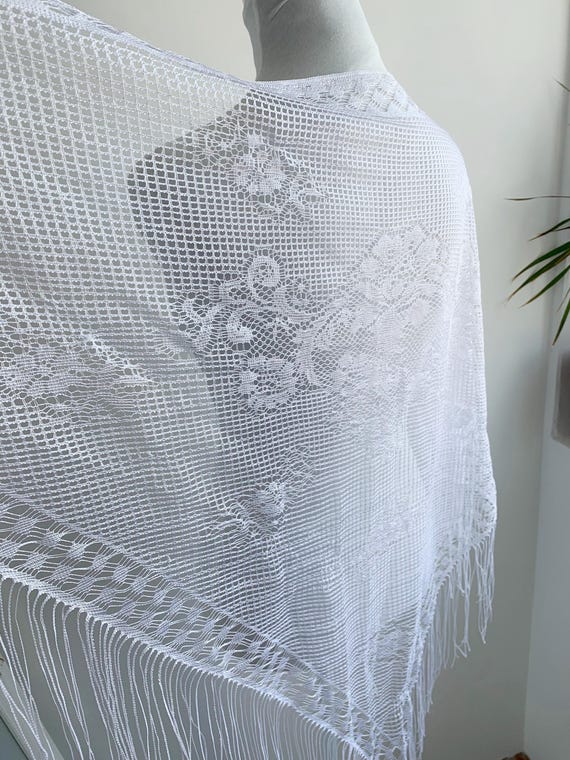 Y2K Boho White Lace Triangle Shawl, Vintage 90s Preloved Hippie Fringe Wrap, Free Spirit Festival Cover-Up, Retro Light Summer Wedding Shawl