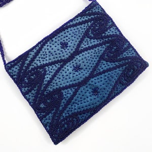 Bolso de cóctel vintage de satén azul cobalto, bolso de mano con cuentas de vidrio y cuentas tubulares, bolso de mano estilo flapper para noche, clutch de fiesta adornado,