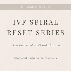 Op de afbeelding: Een beige afbeelding met de tekst "THE WAITING LIGHT" bovenaan. De woorden "IVF SPIRAL RESET SERIES" staan in een groot, elegant lettertype. Daaronder staat "When your mind won't stop spiraling" en "3 gerichte tracks voor echte momenten."