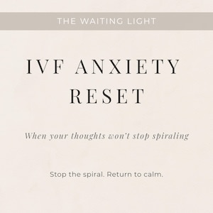 Op de afbeelding: Een beige afbeelding met de tekst "THE WAITING LIGHT" bovenaan. Daaronder staat de tekst "IVF ANXIETY RESET". De tekst "When your thoughts won't stop spiraling" en "Stop the spiral. Return to calm" zijn ook aanwezig.