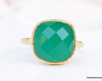 Green Onyx Gold Ring - May Birthstone - Solid Gold 14K - Emerald Green - Bezel Gold Ring