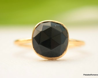 Black Onyx Bezel Gemstone Cushion Cut Ring - Solid Gold K14