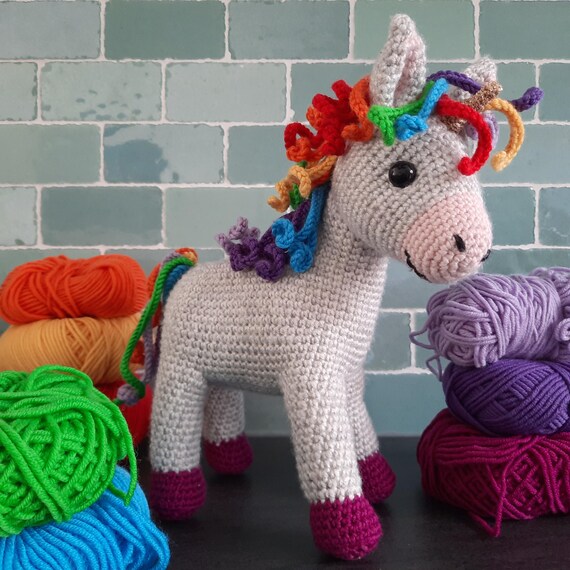 TOYMIS Unicorno Uncinett, 13cm Bambola di Supporto Positivo Unicorno Fatta a Mano da Simpatica Bambola All'Uncinetto Che Tiene in Mano un Biglietto