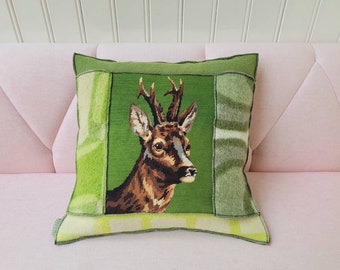 Wollen deken kussen, kussen van retro wollen dekens en vintage borduurwerk van een hert  60-60  CM