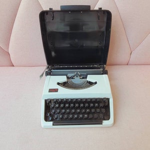 Vintage typewriter,  portable typewriter, Vendex 100  typewriter, Mid-Century working typewriter