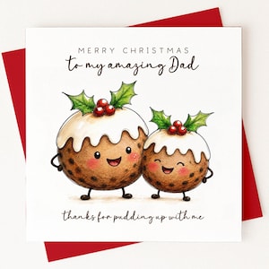 Può includere: Un biglietto d'auguri natalizio quadrato con due pudding di Natale illustrati con volti sorridenti, foglie di agrifoglio e bacche rosse. Il testo recita: MERRY CHRISTMAS to my amazing Dad, thanks for pudding up with me. Una busta rossa è sotto.