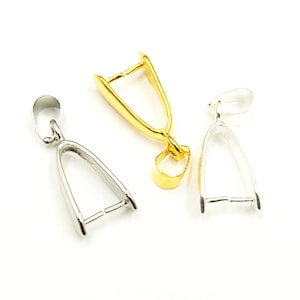 Op de afbeelding: Drie zilveren en gouden hangerbedels, ook wel springringen genoemd, voor het maken van sieraden. De bedels zijn aan één kant open en hebben aan de andere kant een lus.