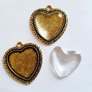 4 Glass Cabochons with Gold Tone Heart Settings Jewelry Supplies GCGTHS6.9M-4D1