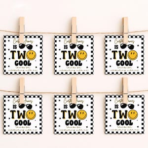 Dwie fajne etykiety na prezenty urodzinowe dla chłopca | Niebieskie, kratkowane etykiety na upominki na drugie urodziny | Do pobrania w wersji cyfrowej, 2 fajne etykiety na prezenty urodzinowe