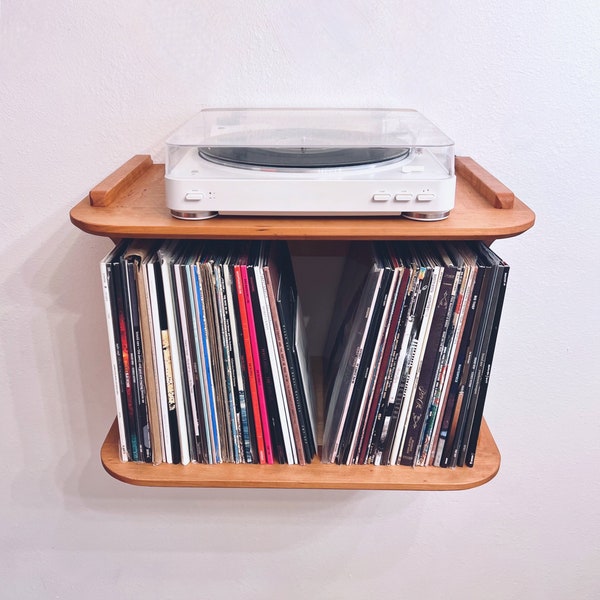 Crescent Moon - Floating Vinyl Cubby, Schrank - Mid Century Modern Wandbehang Plattenspieler Konsole Kirsch- und Birkenholz 60 cm breit 35 cm hoch