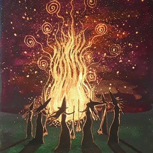 Peut inclure: Peinture acrylique repr&eacute;sentant un feu de joie avec des flammes tourbillonnantes et une lumi&egrave;re dor&eacute;e rayonnante. Des silhouettes de sorci&egrave;res entourent le feu, sur fond violet fonc&eacute; et vert. La signature de l'artiste est en bas &agrave; droite.