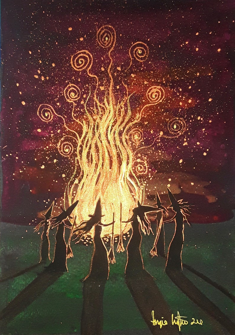 Peut inclure: Peinture acrylique repr&eacute;sentant un feu de joie avec des flammes tourbillonnantes et une lumi&egrave;re dor&eacute;e rayonnante. Des silhouettes de sorci&egrave;res entourent le feu, sur fond violet fonc&eacute; et vert. La signature de l'artiste est en bas &agrave; droite.