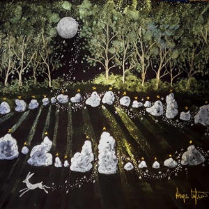 Pode incluir: Uma pintura em aquarela que representa uma cena de floresta sob a luz da lua com um c&iacute;rculo de pedras no centro. As pedras s&atilde;o brancas e a floresta &eacute; verde escura. H&aacute; pequenas estrelas douradas espalhadas por toda a pintura. Um coelho branco est&aacute; no canto inferior esquerdo da pintura.