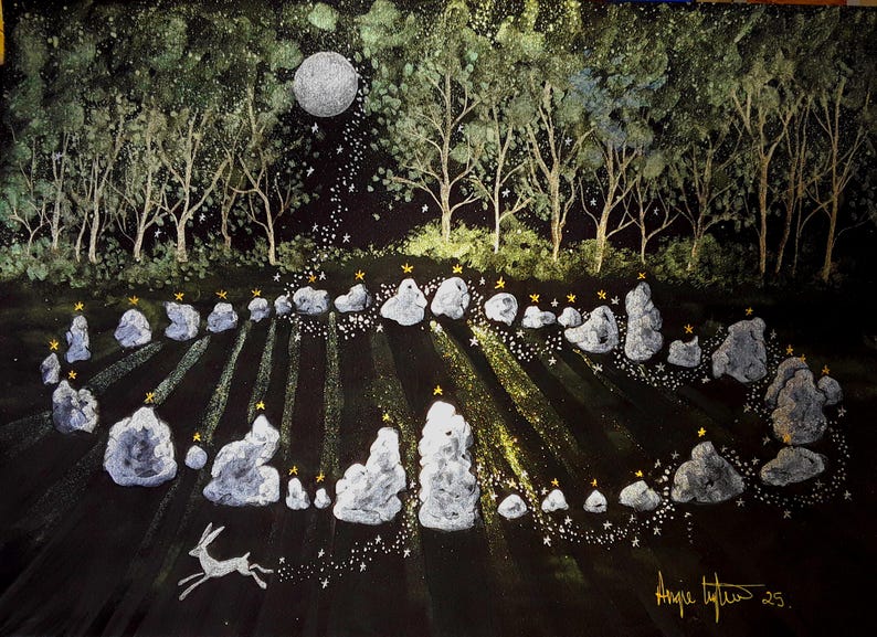Pode incluir: Uma pintura em aquarela que representa uma cena de floresta sob a luz da lua com um c&iacute;rculo de pedras no centro. As pedras s&atilde;o brancas e a floresta &eacute; verde escura. H&aacute; pequenas estrelas douradas espalhadas por toda a pintura. Um coelho branco est&aacute; no canto inferior esquerdo da pintura.