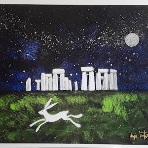 Könnte beinhalten: Ein weißes Kaninchen rennt über ein grünes Feld auf ein weißes Steinmonument zu, unter einem sternenklaren Nachthimmel mit Vollmond.