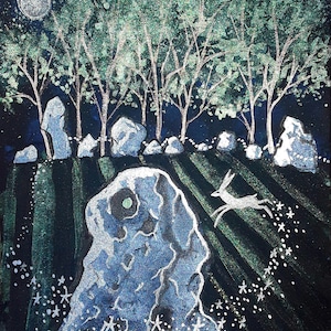 Könnte beinhalten: Ein silbernes und grünes Gemälde, das eine Nachtszene mit Mond, Bäumen und einem Steinkreis zeigt. Ein weißes Reh rennt durch das Feld mit Sternen am Himmel. Das Gemälde ist signiert mit "Angie lustre 25."