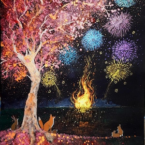 Peut inclure: Une peinture à l'aquarelle d'un arbre aux feuilles roses et orange sur un fond noir. Des feux d'artifice de différentes couleurs explosent dans le ciel au-dessus de l'arbre. Un feu de joie brûle au premier plan avec deux renards et deux lapins qui regardent.
