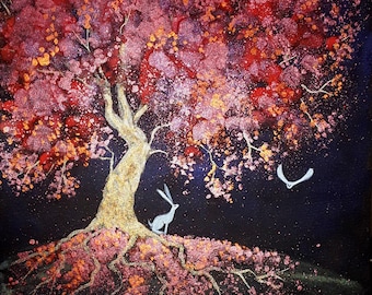 Pode incluir: Uma pintura em aquarela de uma árvore com flores rosa e laranja. A árvore tem um tronco e raízes douradas. Um coelho branco está debaixo da árvore, e um pássaro branco voa acima. O fundo é preto.