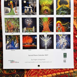 Puede incluir: El calendario 2027 Sacred Places de Angie Livingstone presenta doce ilustraciones cuadradas distintas, una para cada mes. Cada panel representa escenas coloridas y detalladas de naturaleza, folclore y figuras m&iacute;sticas, con el nombre del mes impreso debajo.