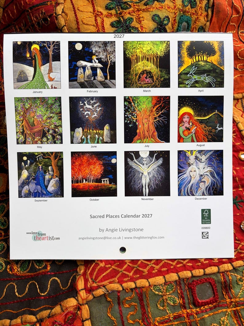 Puede incluir: El calendario 2027 Sacred Places de Angie Livingstone presenta doce ilustraciones cuadradas distintas, una para cada mes. Cada panel representa escenas coloridas y detalladas de naturaleza, folclore y figuras m&iacute;sticas, con el nombre del mes impreso debajo.