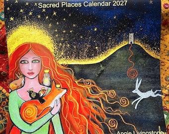 Puede incluir: Un calendario de pared 2027 titulado Sacred Places Calendar 2027 de Angie Livingstone. La portada presenta una pintura de una persona con largo cabello rojo sosteniendo un zorro, un búho y un conejo, bajo un cielo estrellado con una colina.