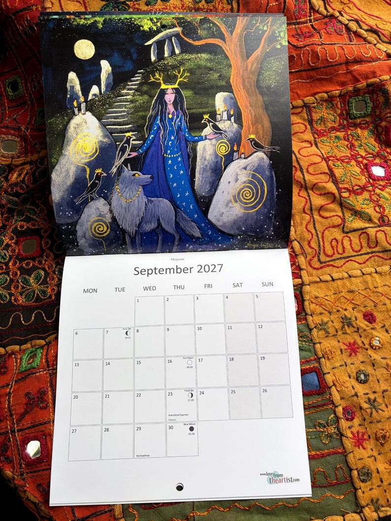 Puede incluir: Un calendario de pared para septiembre de 2027 con una ilustraci&oacute;n de una figura con astas, un lobo y p&aacute;jaros entre piedras erguidas bajo un cielo iluminado por la luna. La cuadr&iacute;cula muestra el mes, los d&iacute;as y las fases lunares.