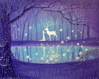 Pode incluir: Uma pintura de um veado branco e uma mulher em pé em uma floresta roxa com um lago azul em primeiro plano. O veado e a mulher brilham em branco e há vaga-lumes amarelos no ar e refletidos no lago.