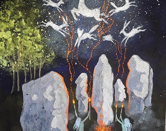 Könnte beinhalten: Originalgemälde, das eine Nachtszene mit einem Lagerfeuer, Figuren und springenden weißen Hirschen darstellt. Das Kunstwerk zeigt einen dunkelblauen Himmel mit Sternen, einen grünen Wald und große graue Steine. Die Figuren halten Fackeln.