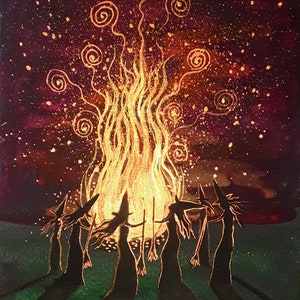 Peut inclure: Peinture acrylique repr&eacute;sentant un feu de joie dor&eacute; avec des flammes tourbillonnantes et des &eacute;tincelles sur un fond violet et rouge fonc&eacute;. Des silhouettes de personnages en chapeaux pointus se tiennent devant le feu, avec de longues ombres sur le sol vert.