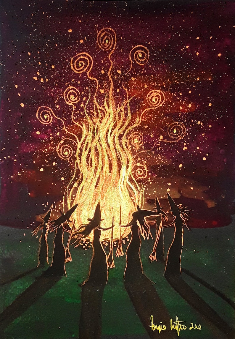 Peut inclure: Peinture acrylique repr&eacute;sentant un feu de joie dor&eacute; avec des flammes tourbillonnantes et des &eacute;tincelles sur un fond violet et rouge fonc&eacute;. Des silhouettes de personnages en chapeaux pointus se tiennent devant le feu, avec de longues ombres sur le sol vert.