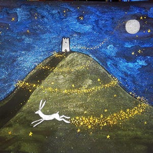 Peut inclure: Peinture acrylique d'un paysage nocturne avec un lièvre blanc sautant sur une colline verte. Une tour en pierre se dresse sur la colline, sous un ciel bleu étoilé avec une pleine lune. Des étoiles dorées et des traînées de lumière embellissent la scène.