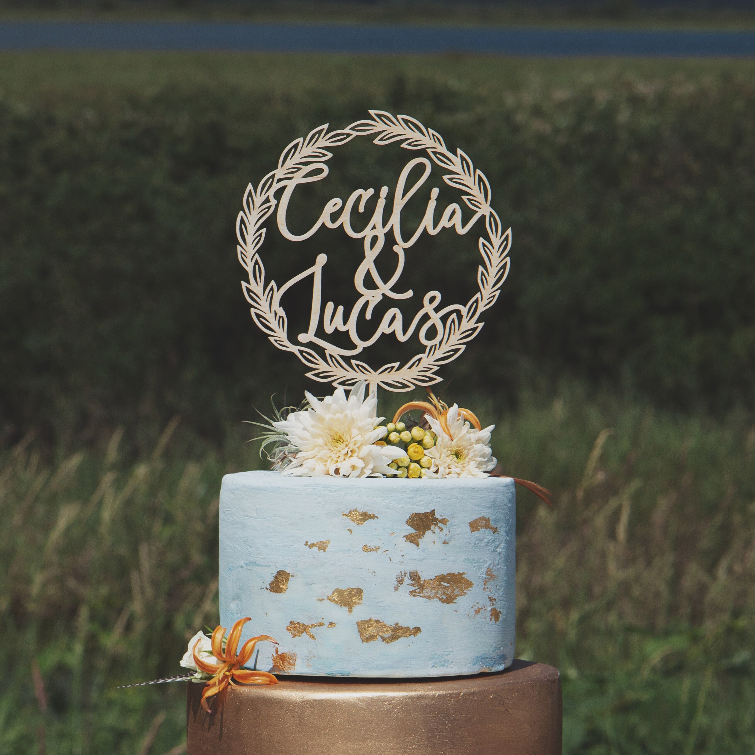 Gold Acrylic Embracing Bride and Groom & Double Heart Pattern for Wedding Party Cake Decoration Mr and Mrs Cake Topper Gold Acrylic Embracing Bride and Groom & Double Heart Pattern for Wedding Party Cake Decoration Mr and Mrs Cake Topper