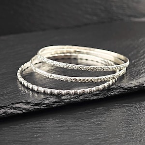 Elección de pulsera apilable repujada, brazalete de plata de ley
