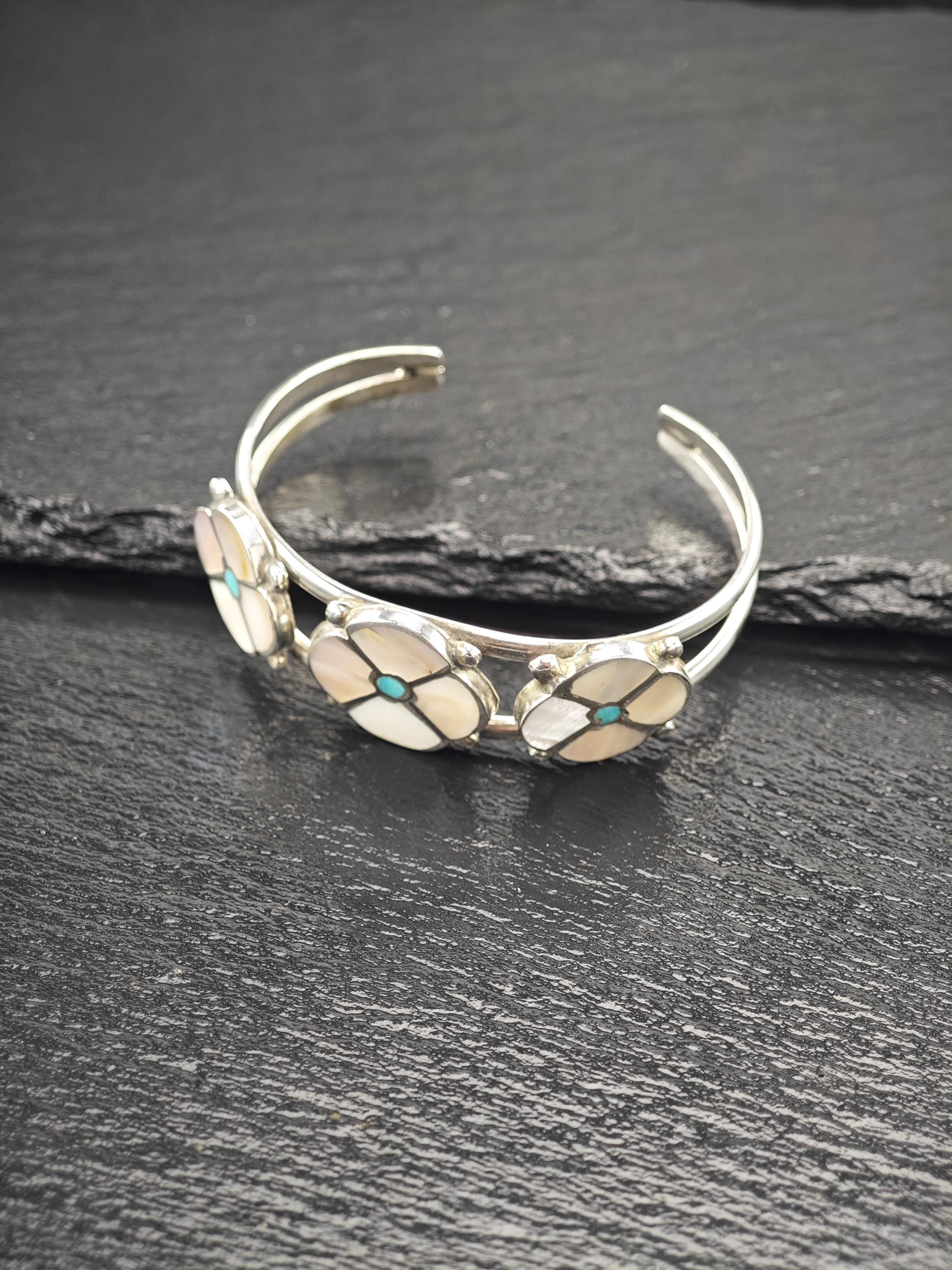 ズニ族、ネイティブアメリカン、フラワーインレイカフブレスレット