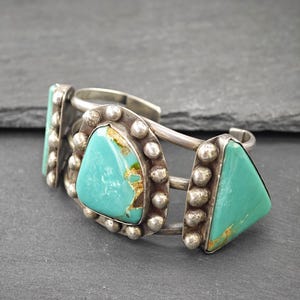 Bracciale rigido in argento con pegno antico dei nativi americani, turchese Kings Manassa, 6 1/2" immagine 2