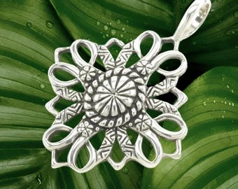 Colgante de plata esterlina Carolyn Pollack: Diseño floral
