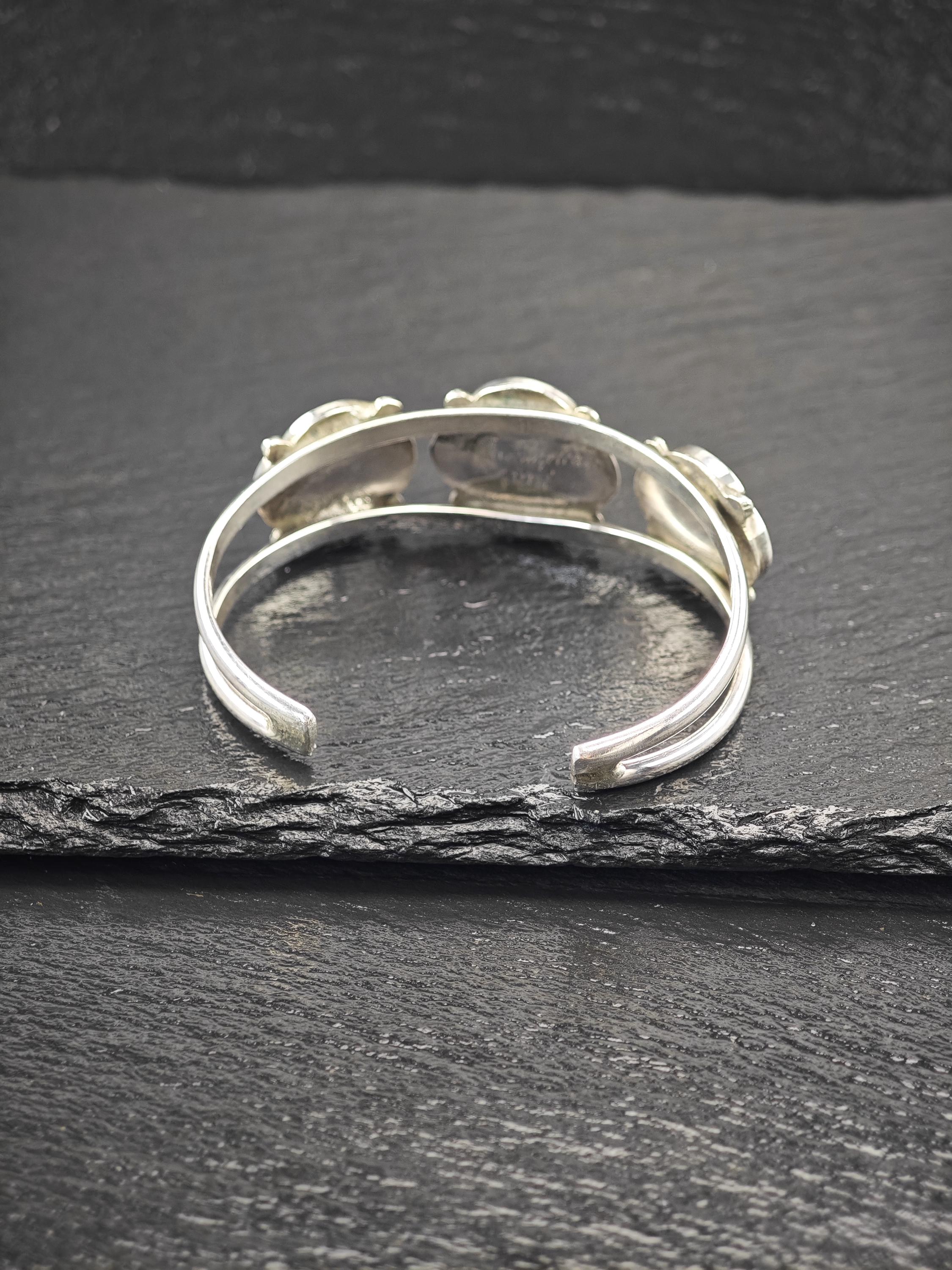 ズニ族、ネイティブアメリカン、フラワーインレイカフブレスレット