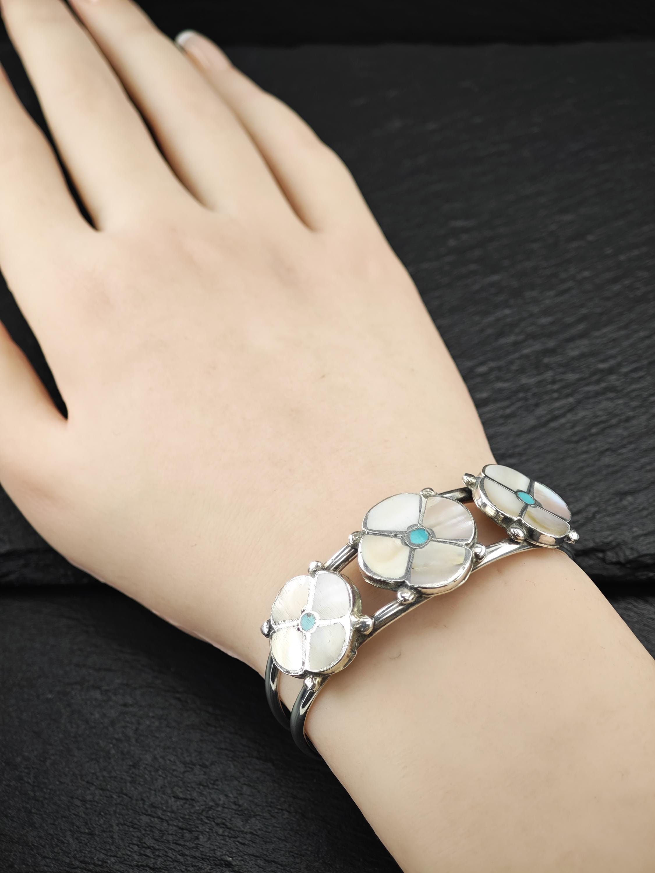 ズニ族、ネイティブアメリカン、フラワーインレイカフブレスレット