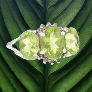 Vintage Natural Peridot Sterling Silver Ring Size 7