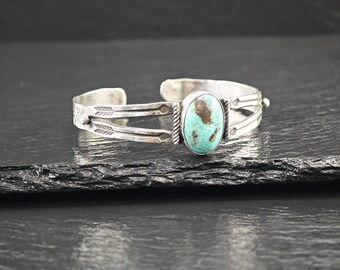 ネイティブアメリカンの刻印入り天然ターコイズカフブレスレット