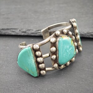 Bracciale rigido in argento con pegno antico dei nativi americani, turchese Kings Manassa, 6 1/2" immagine 4