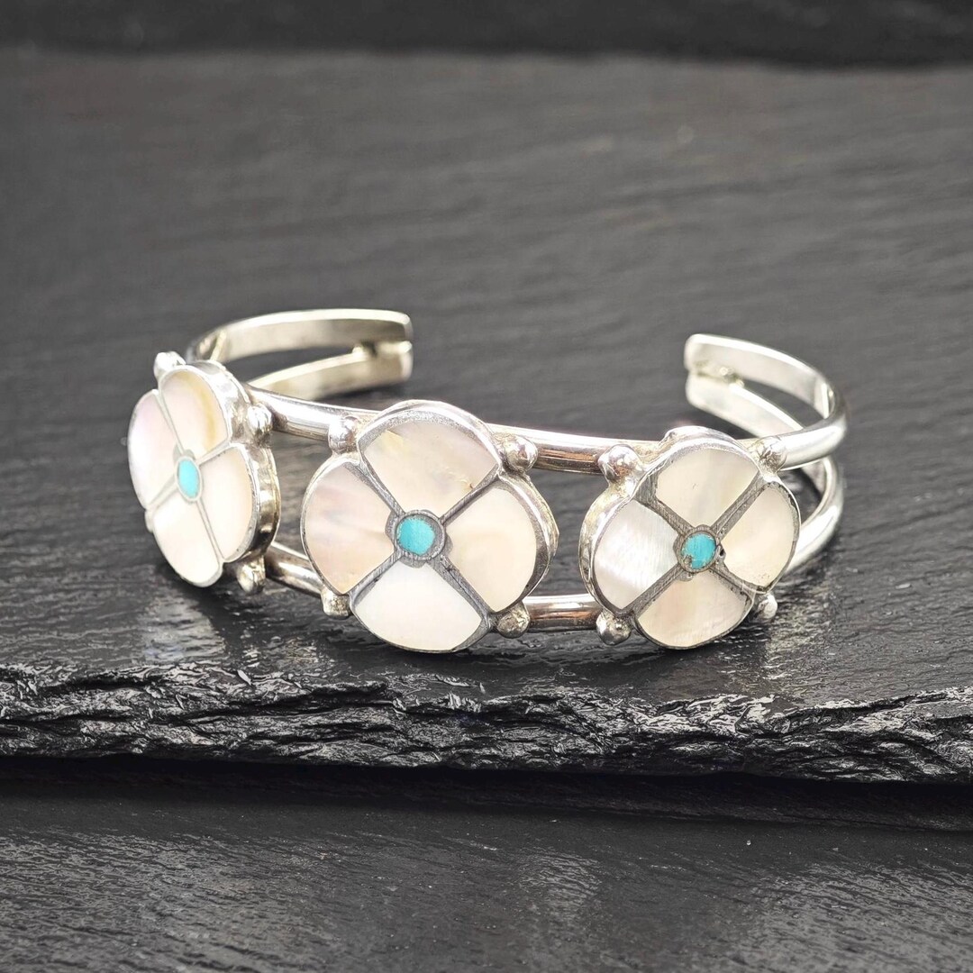 ヴィンテージ　ズニ　シルバーカフ　インレイ ブレスレット ズニ族、ネイティブアメリカン、フラワーインレイカフブレスレット