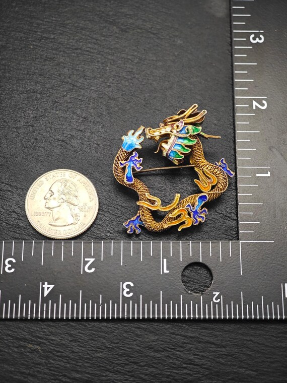 Spilla delfino in oro giallo 18kt, smalto policromo e turchesi - Asta GIOIELLI E OROLOGI - Colasanti Casa