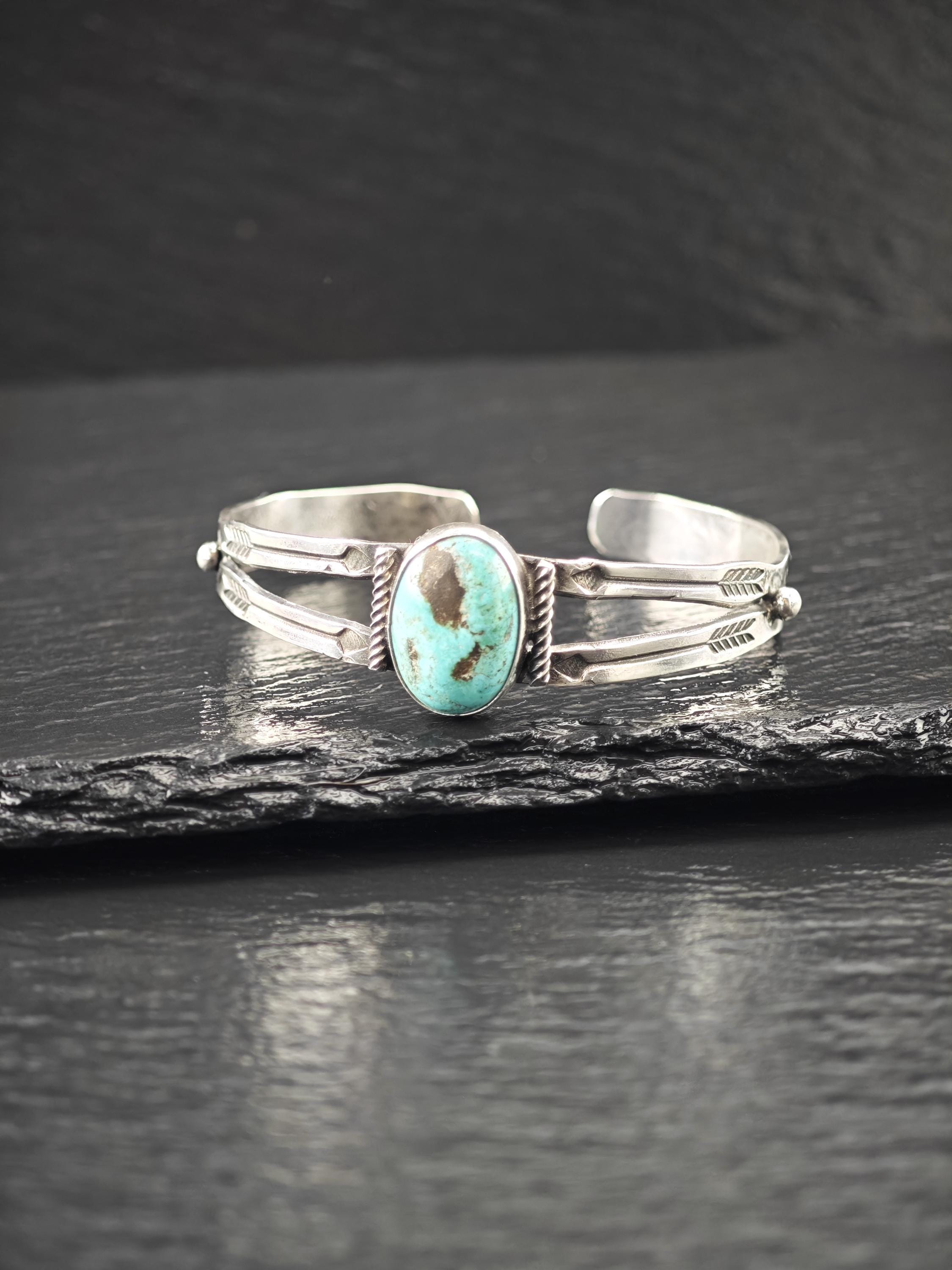 ネイティブアメリカンの刻印入り天然ターコイズカフブレスレット