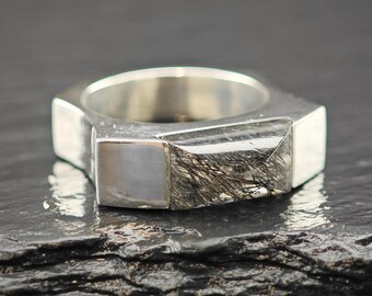 Anillo abstracto de cuarzo rutilado negro en plata de ley talla 8
